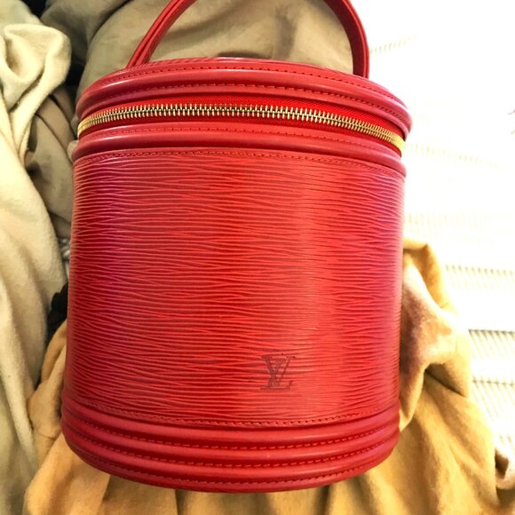 Louis Vuitton Red Cannes Vanity Case with exterior is classic LV EPI Leather - Picture 11 of 12